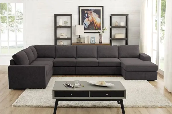 Amplio sofá seccional gris en una sala de estar moderna - SUNSGOODS - SUNSGOODS Amplio sofá seccional gris en una sala de estar moderna