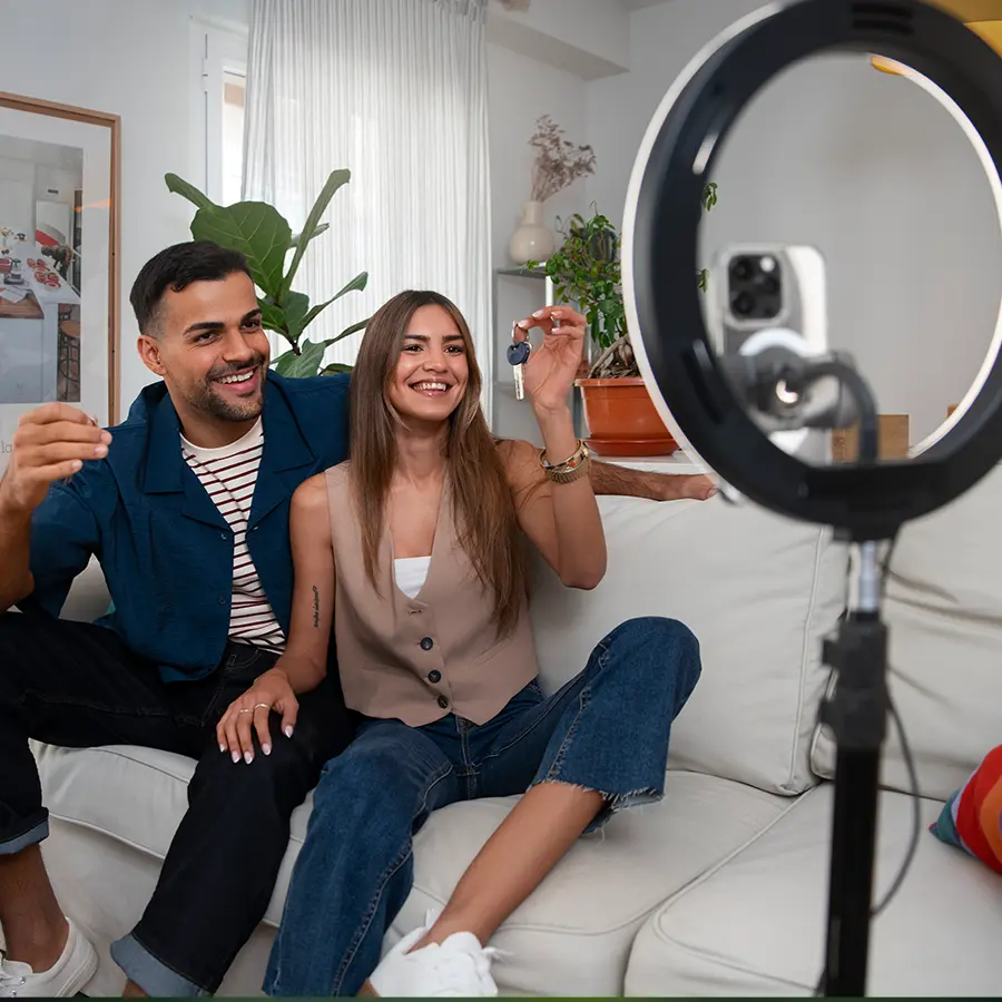 Creadores de contenido filman un video de recorrido por la casa