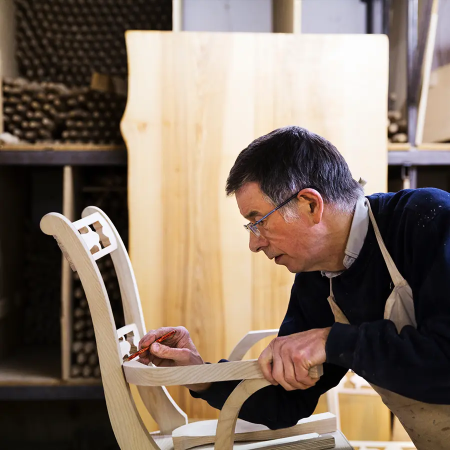 Maestro artesano construyendo una silla de madera