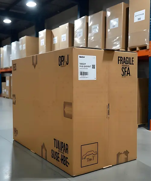 Caja resistente para sofás en un almacén organizado