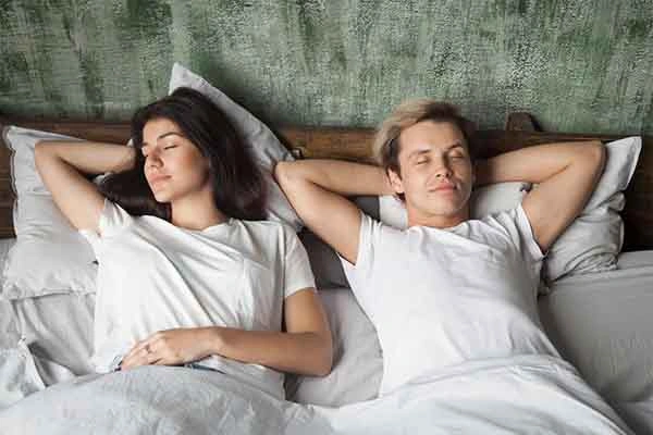 Parejas cómodas para dormir en la cama - SUNSGOODS - SUNSGOODS Las parejas duermen cómodamente en la cama.