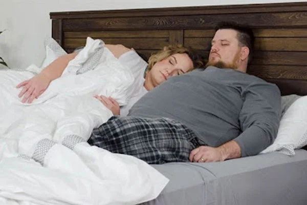 Pareja durmiendo cómodamente en un colchón espacioso - SUNSGOODS - SUNSGOODS Pareja durmiendo cómodamente en un colchón espacioso.