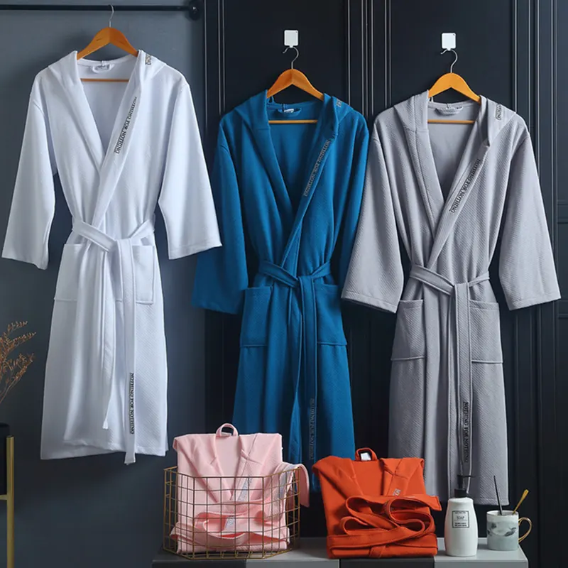 Batas de baño de lujo para hoteles en diferentes colores.