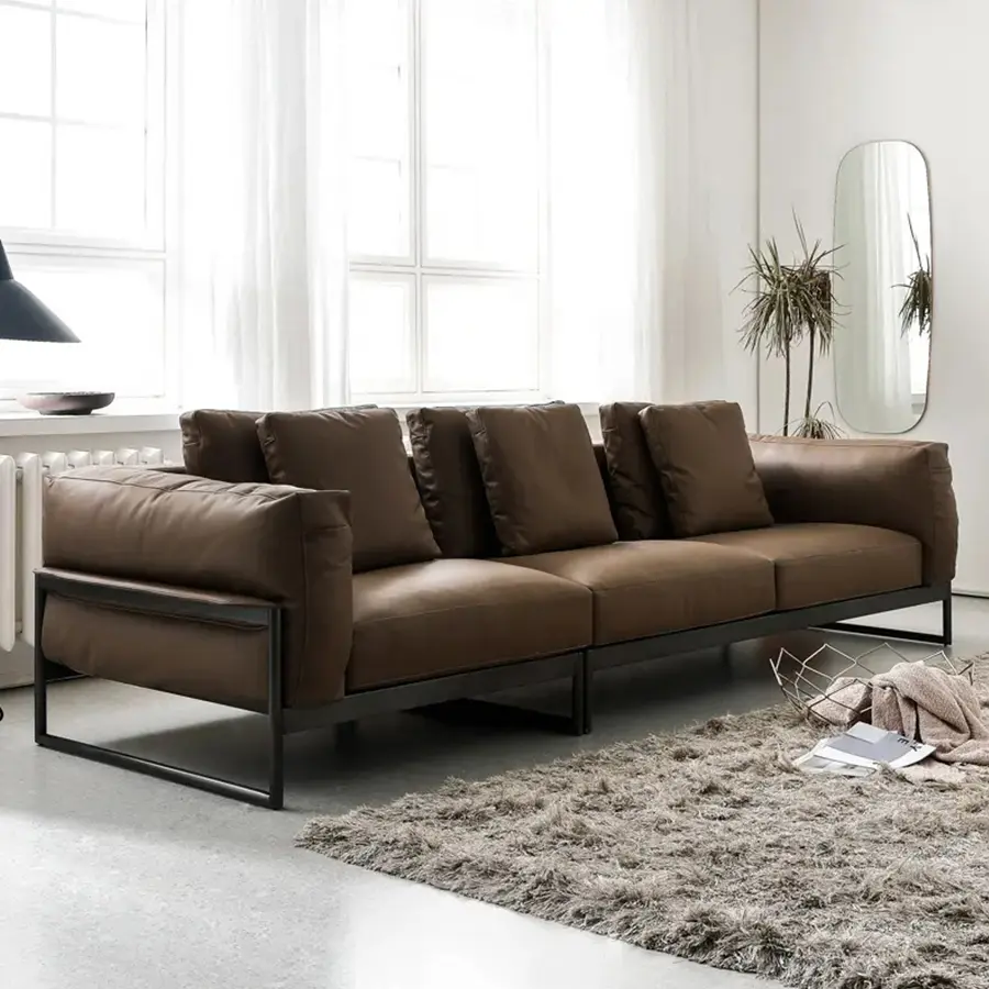 Sofá de cuero marrón oscuro ZD S024 en una elegante sala de estar.