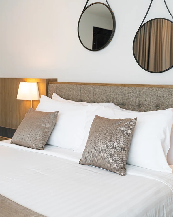 Cama de hotel moderna con cojines