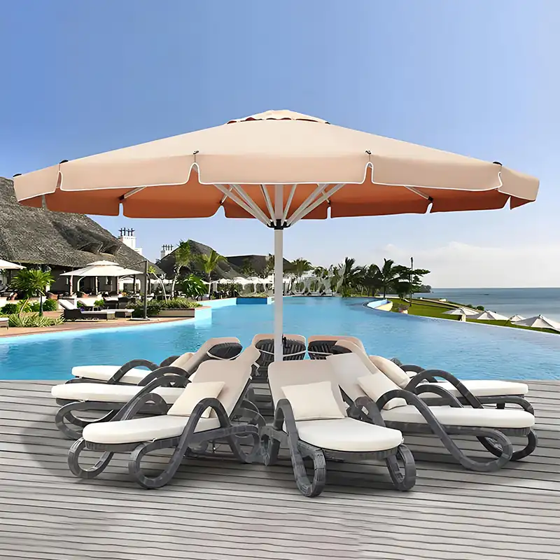 Sombrilla de piscina de resort con diseño elegante