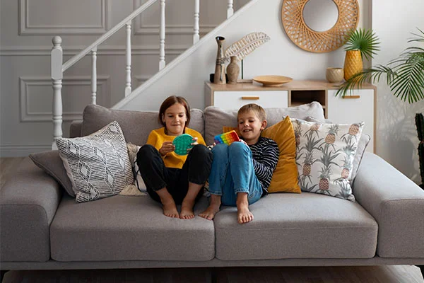 Sofá infantil gris con cojines de colores - SUNSGOODS - SUNSGOODS Sofá infantil gris con cojines de colores.