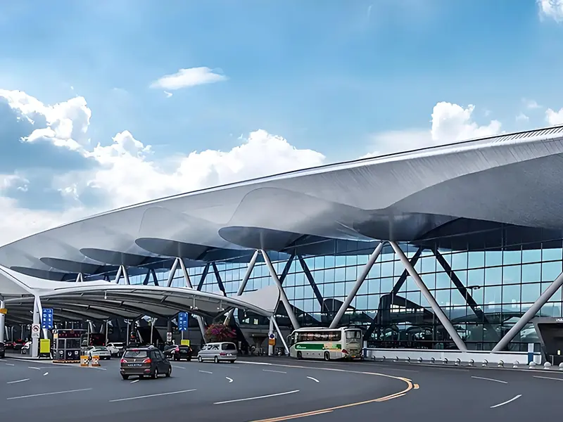Vista exterior de una terminal de aeropuerto futurista