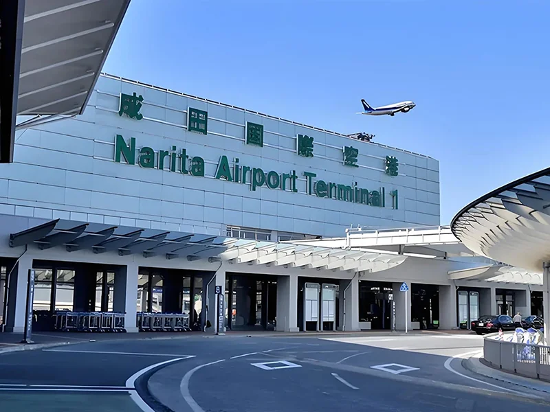 Avión sobrevolando la Terminal 1 del Aeropuerto de Narita