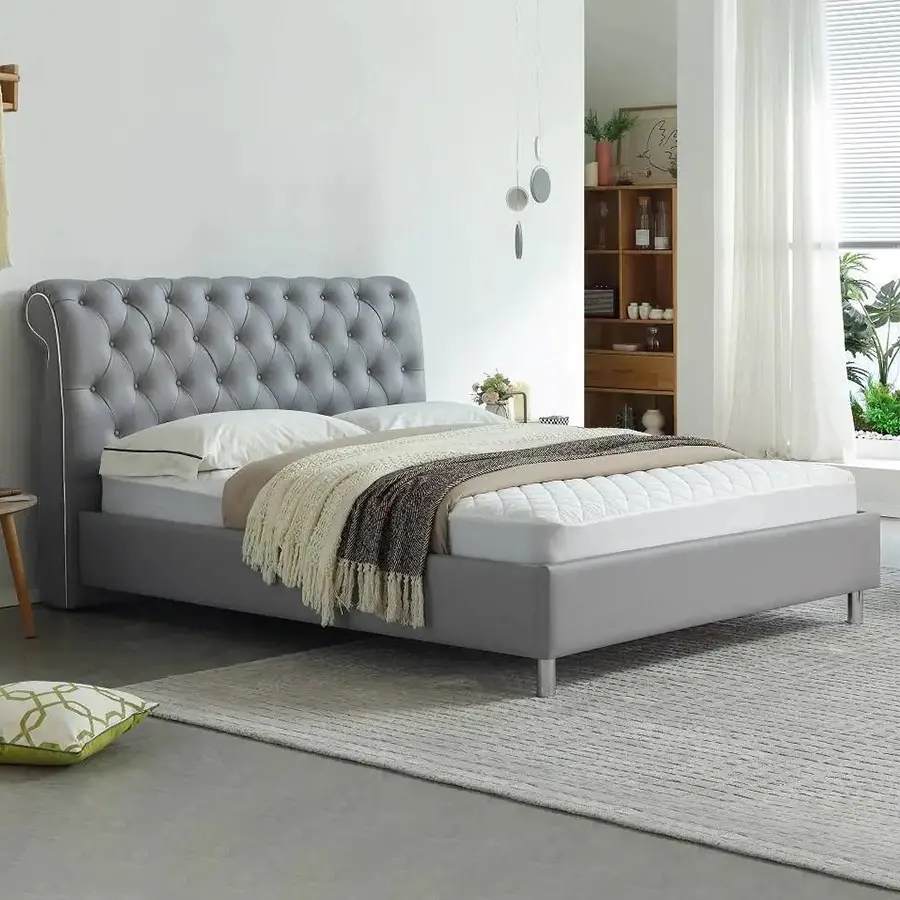 Elegante cama de hotel gris con cabecero alado