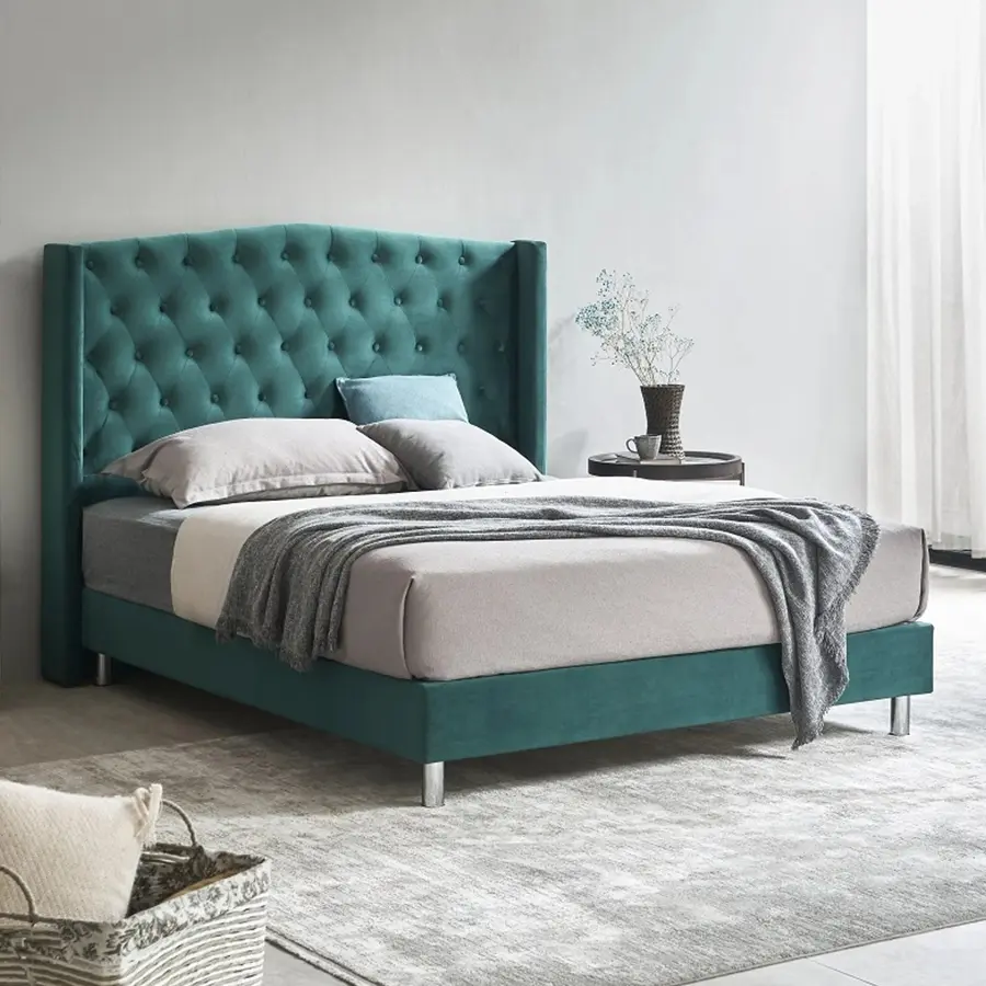 Cama de hotel de terciopelo verde con respaldo alto