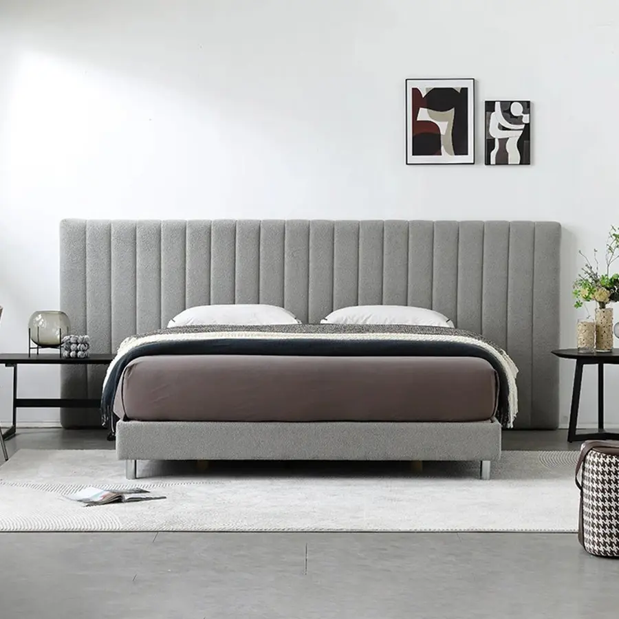 Cama de hotel minimalista con paneles grises
