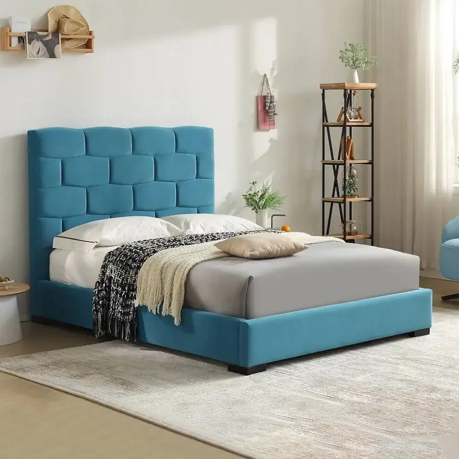 Cama de hotel moderna tapizada en azul