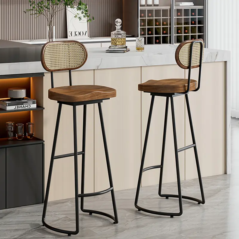Taburetes de bar modernos con respaldo de madera y ratán