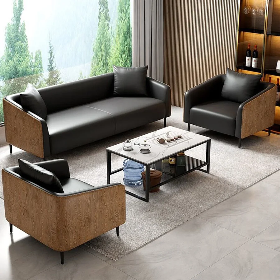 Sofá de oficina de cuero negro con detalles de madera.