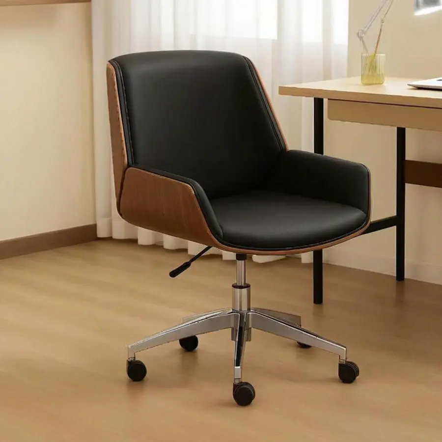 Silla de oficina elegante en negro y madera con base cromada.