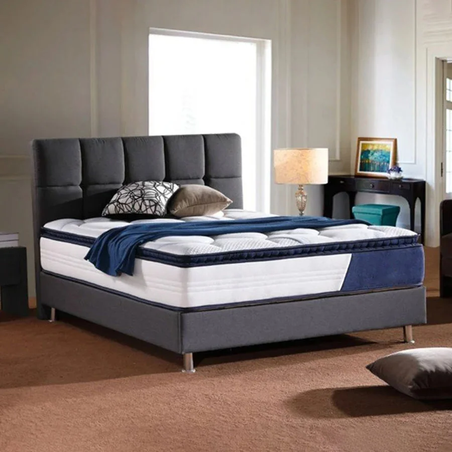 Cómoda cama gris oscuro con almohadas suaves.