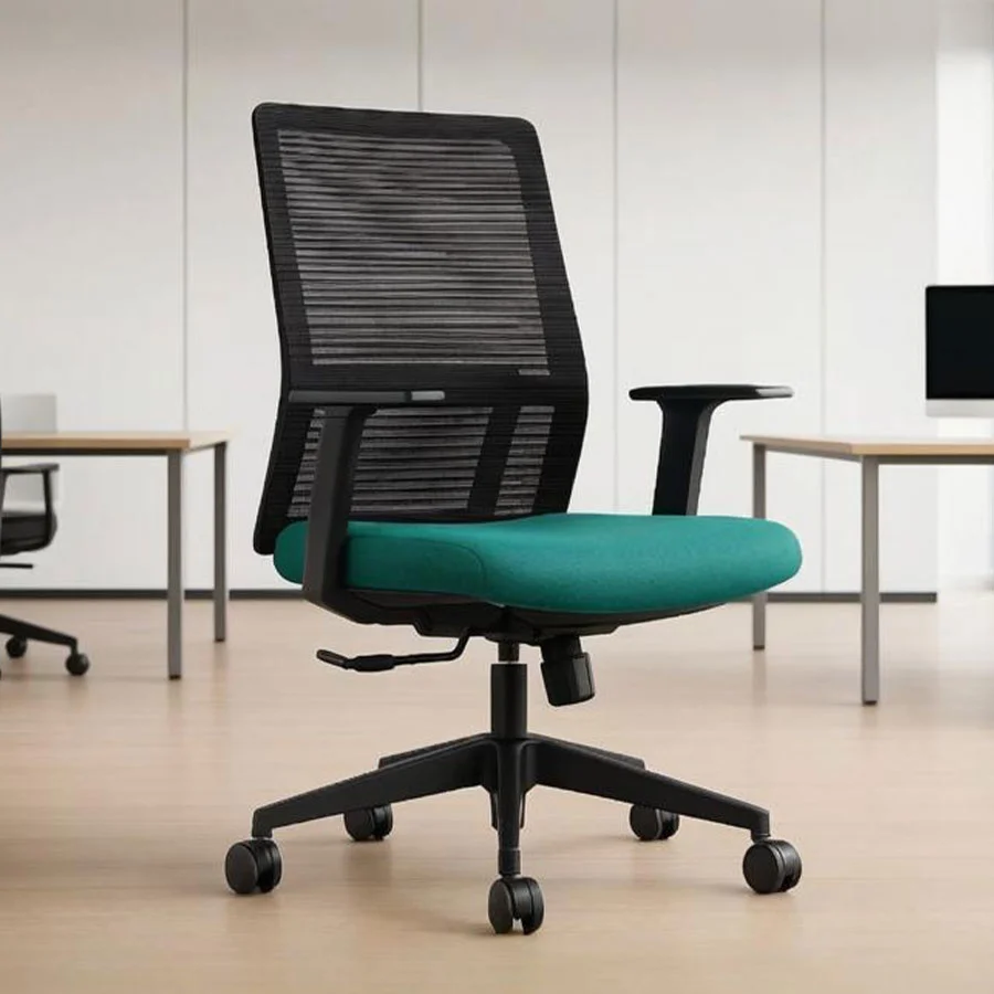 Cómoda silla de oficina verde con respaldo de malla.