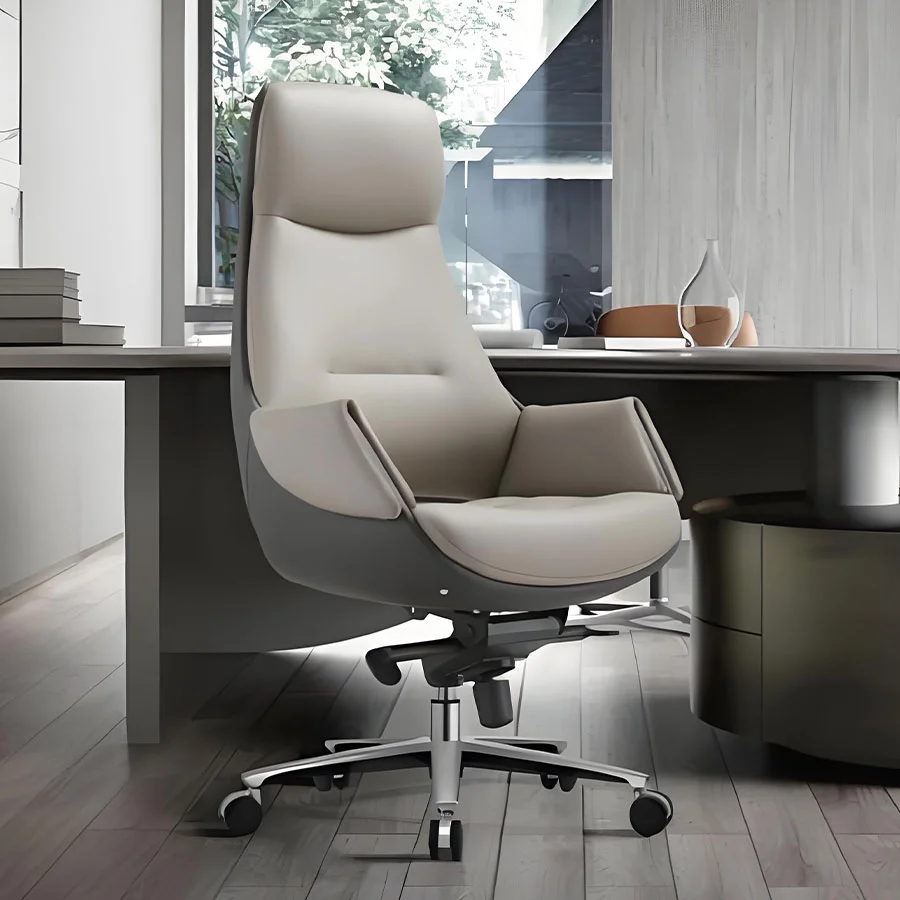 Elegante silla beige de respaldo alto para oficinas modernas.