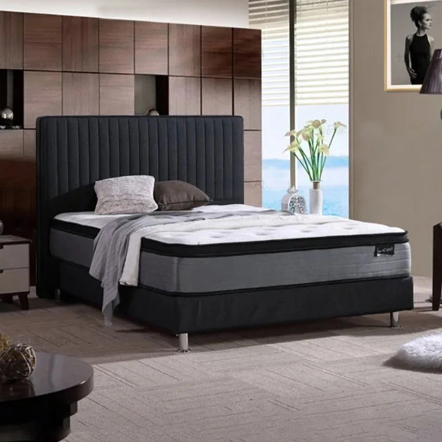 Elegante estructura de cama negra con diseño acogedor.