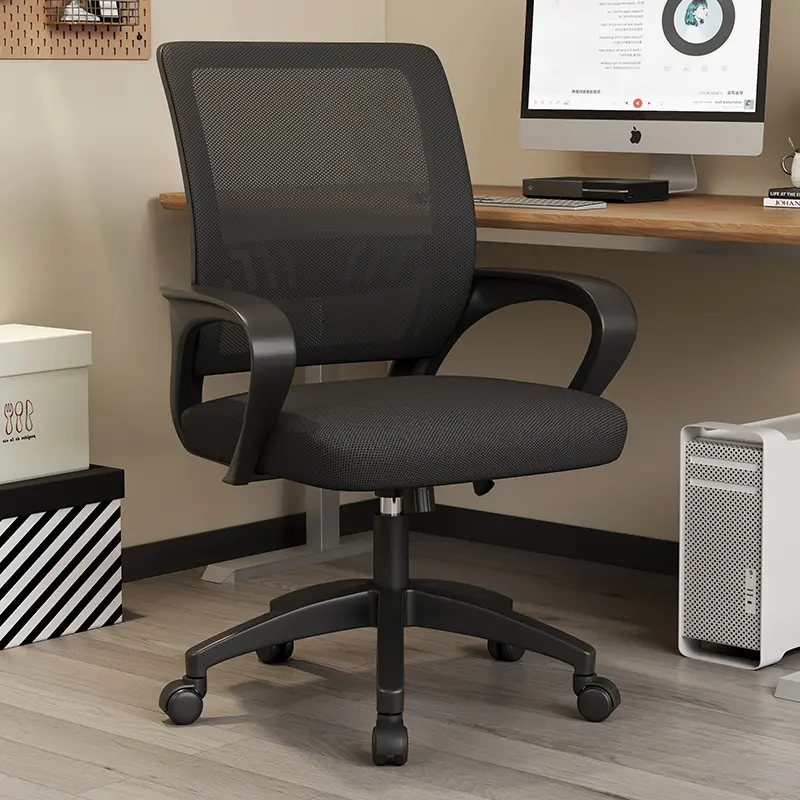 Silla de oficina ergonómica con respaldo de malla.