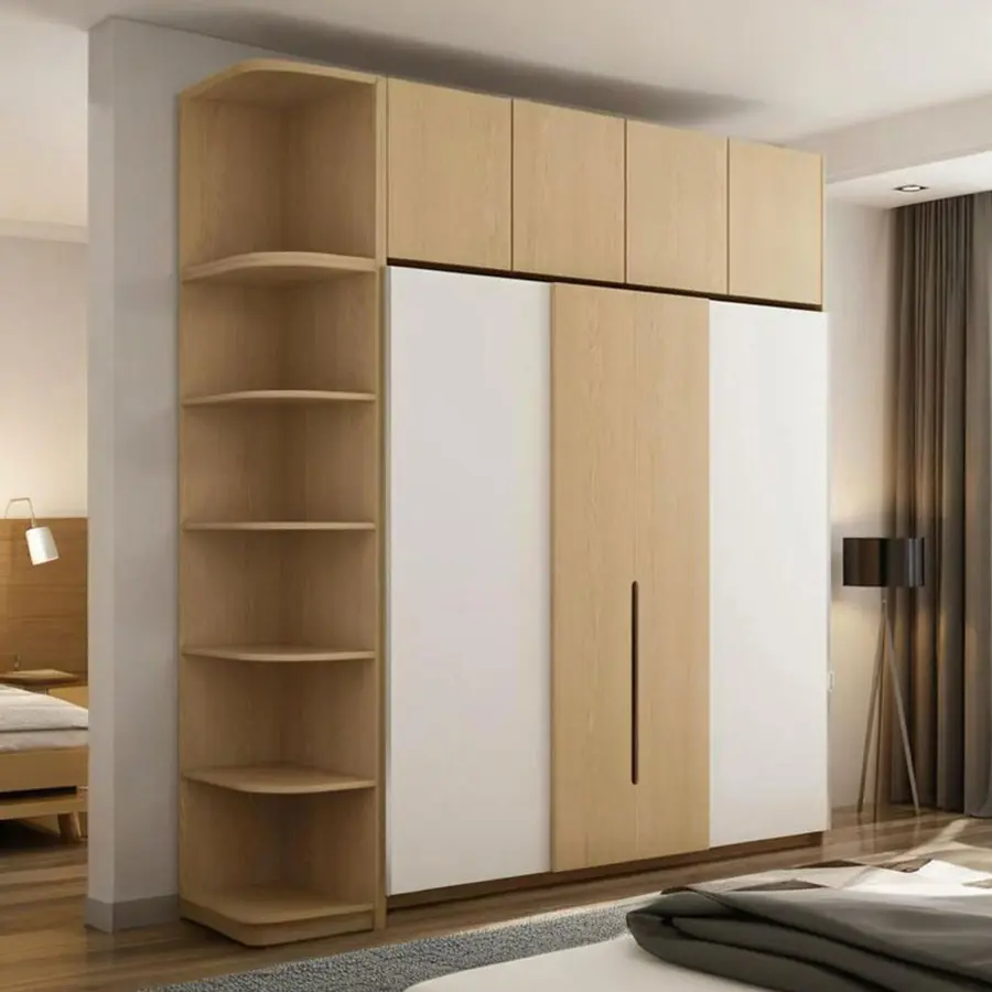 Armario de madera clara con puertas correderas blancas.