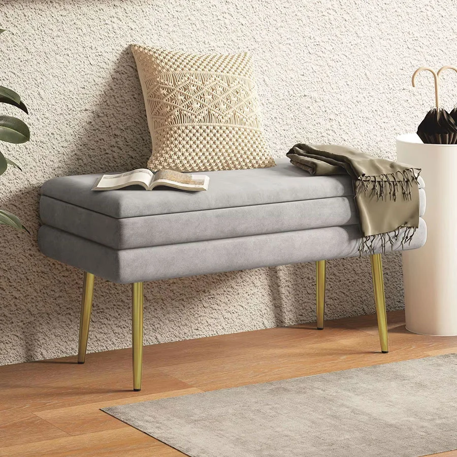 Banco minimalista de terciopelo con patas doradas