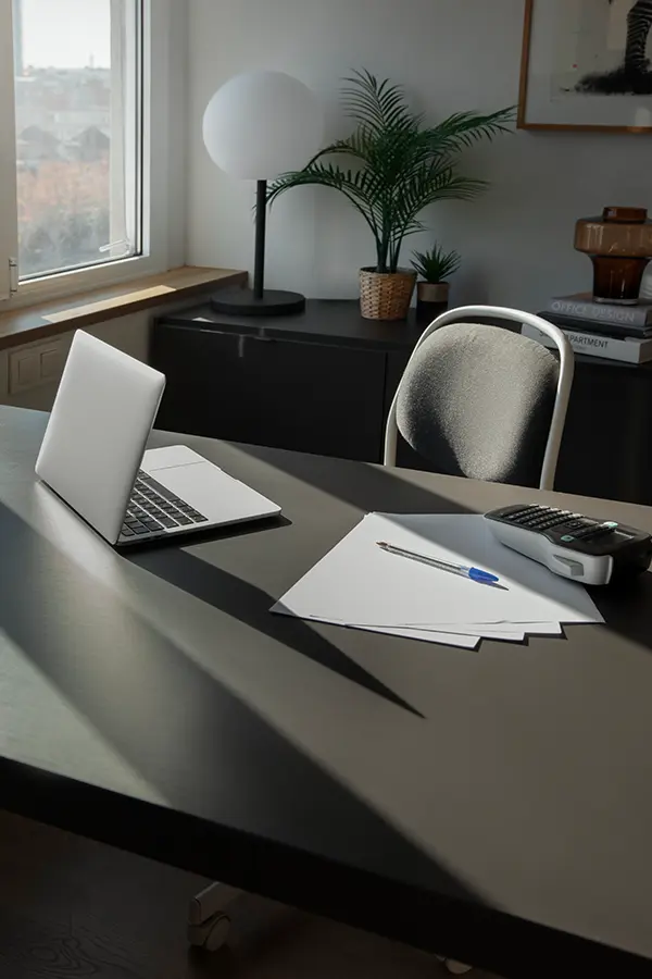 Configuración de escritorio de oficina minimalista moderna