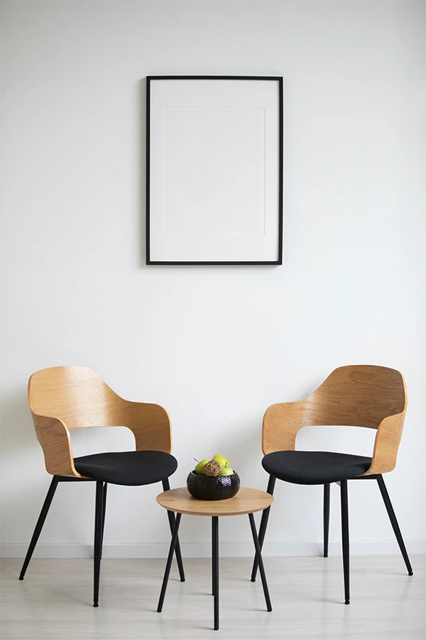 Sillas auxiliares modernas de madera con cojines.