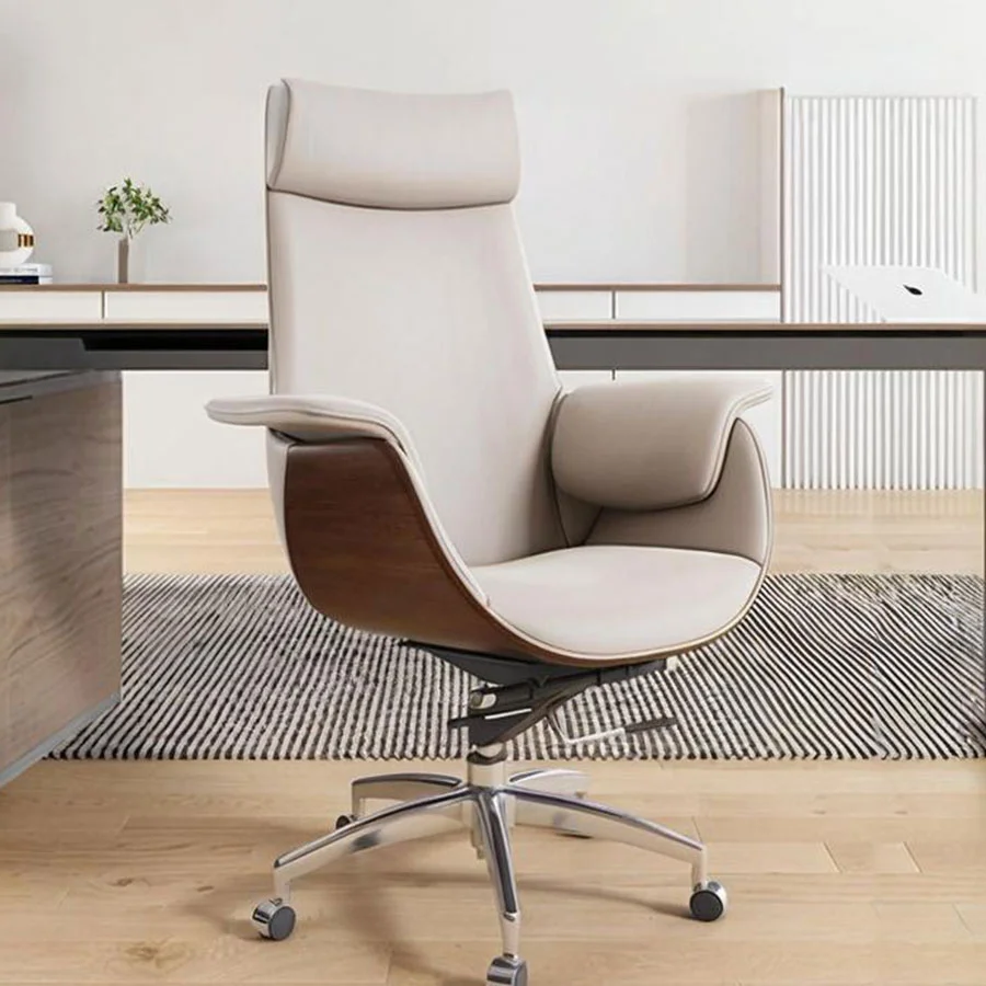 Elegante silla ejecutiva beige con respaldo alto.