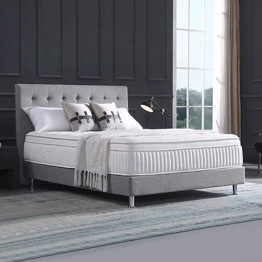 Cama híbrida gris suave con cojines decorativos