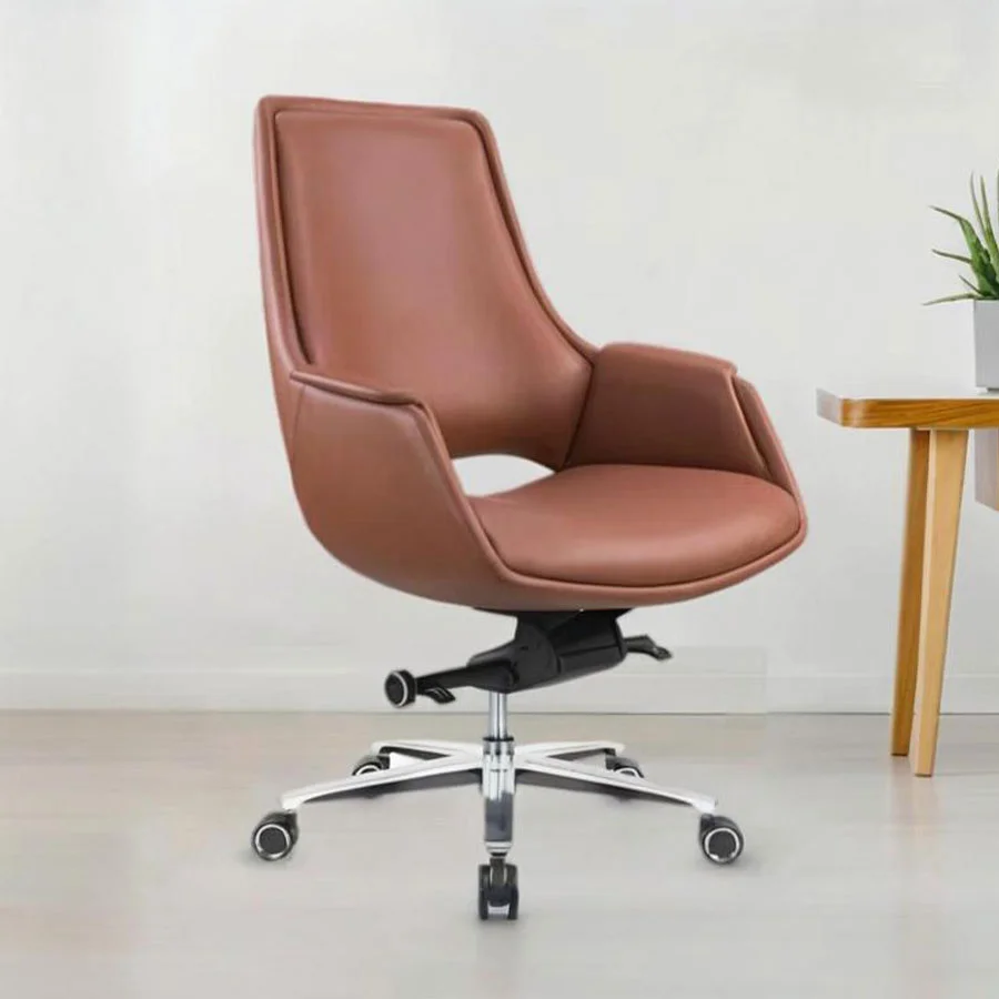 Silla de oficina elegante de color marrón con base cromada.