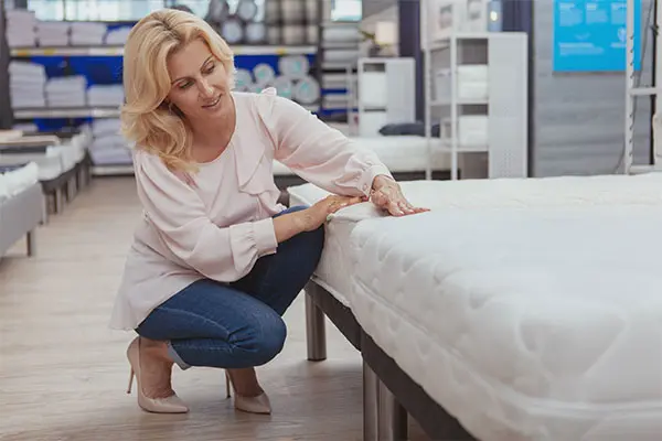 Mujer probando un colchón en la tienda - SUNSGOODS - SUNSGOODS Mujer probando un colchón en la tienda