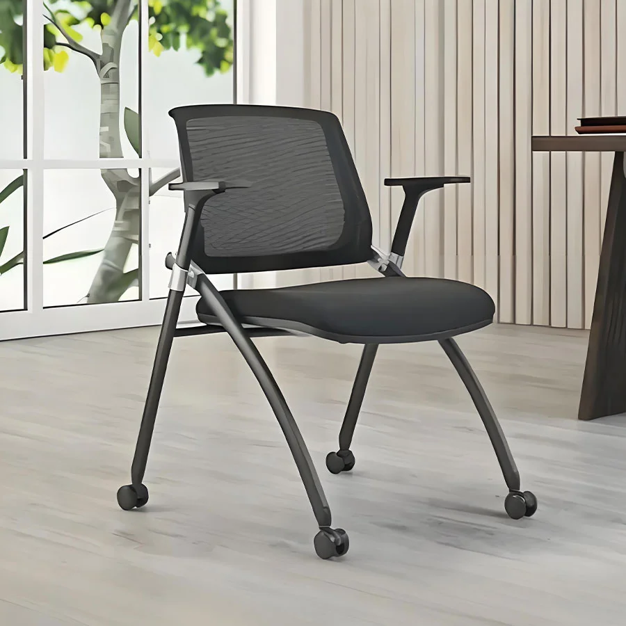 Silla de oficina negra con respaldo de malla transpirable, ideal para largas jornadas de trabajo.
