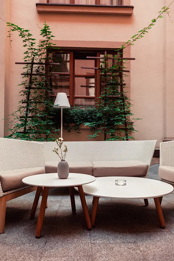 Conjunto moderno de sofás de exterior con mesas de centro.