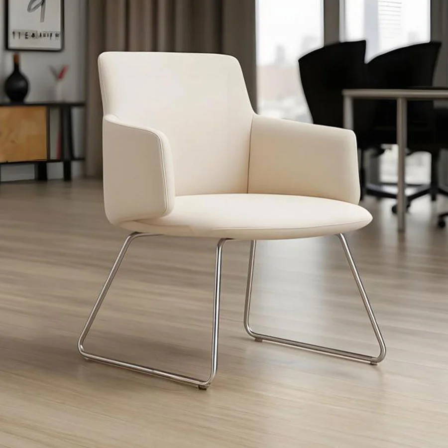 Silla de oficina moderna con estructura de acero y diseño elegante para espacios profesionales.