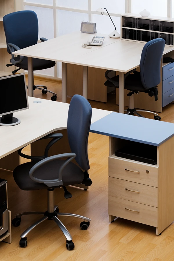 Pedestal de oficina con tres cajones debajo del escritorio