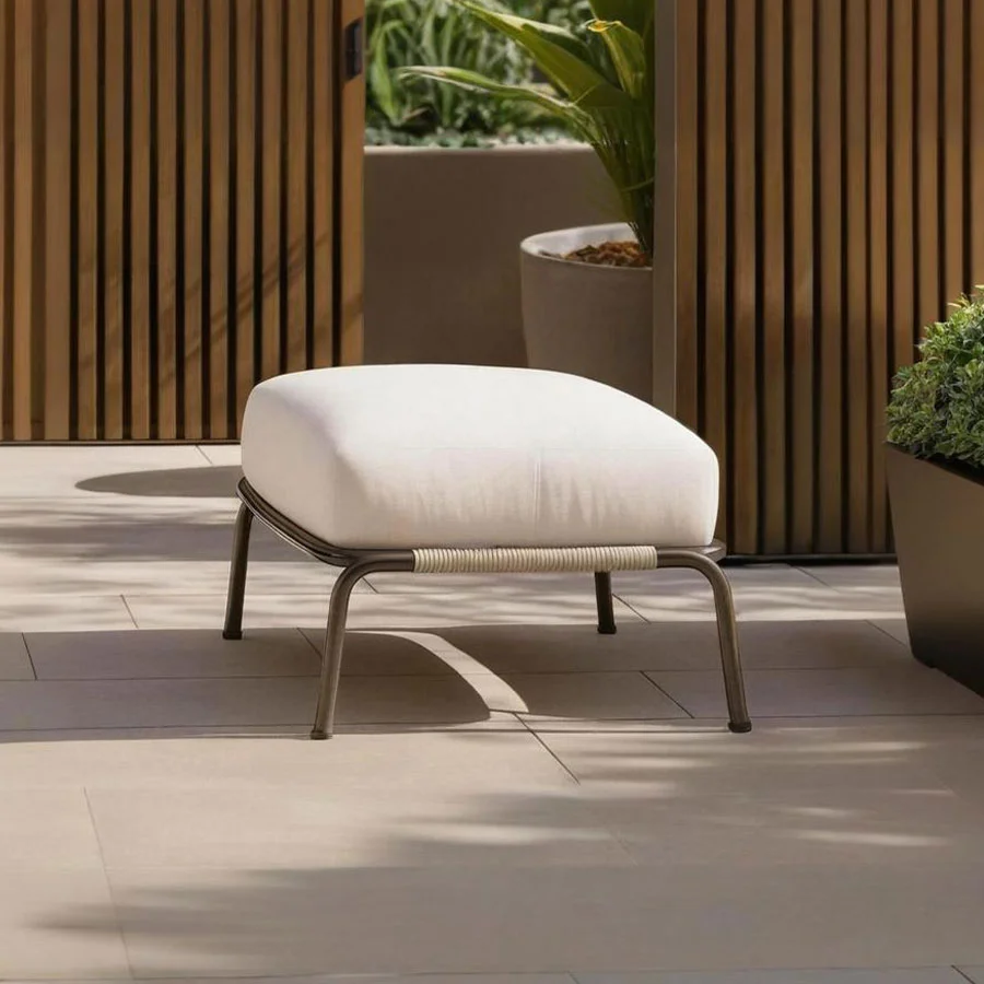 Otomana minimalista con estructura metálica curvada