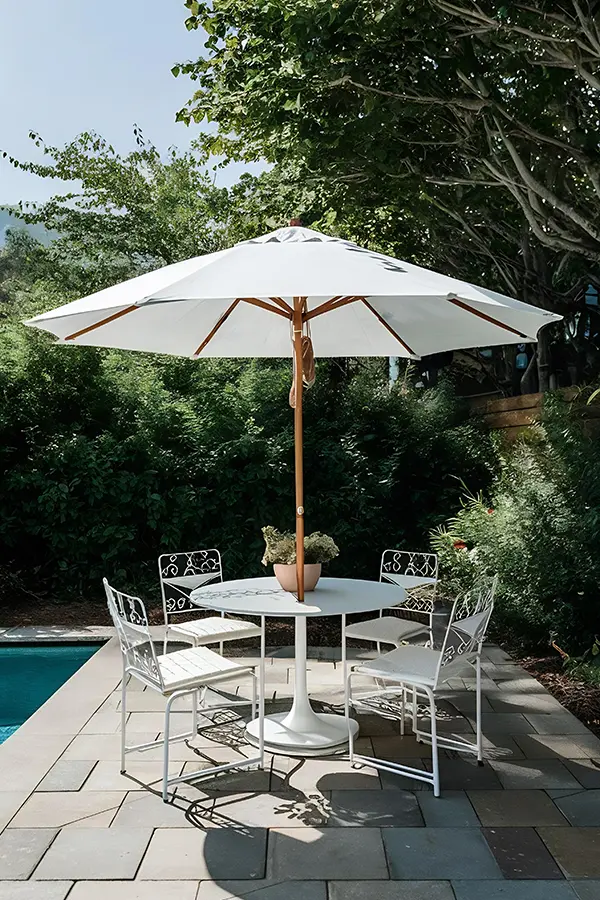 Sombrilla de patio para zona de comedor en el jardín