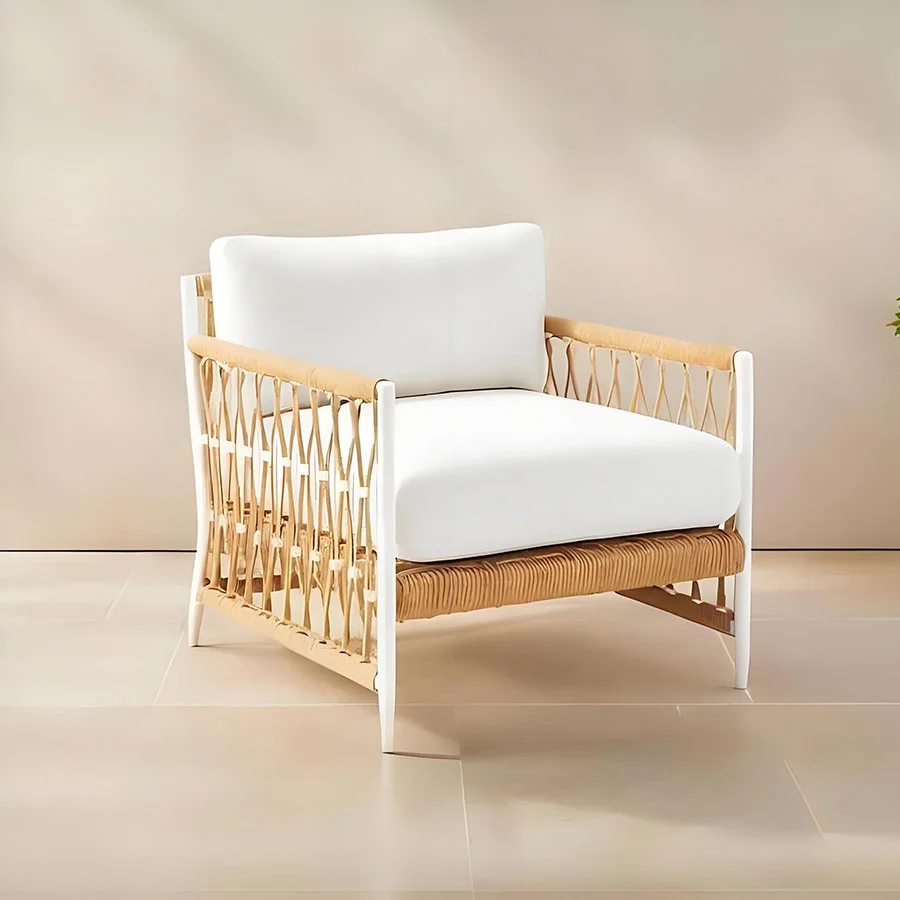 Silla de patio con estructura tejida blanca