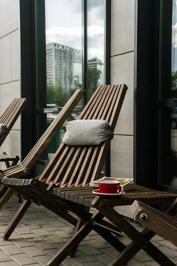 Silla de salón plegable de madera para exteriores con café