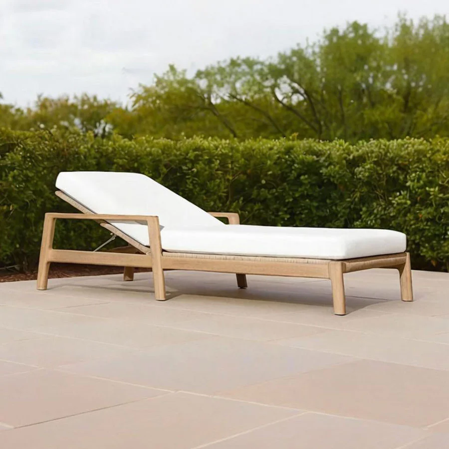 Tumbona de exterior con estructura de madera.