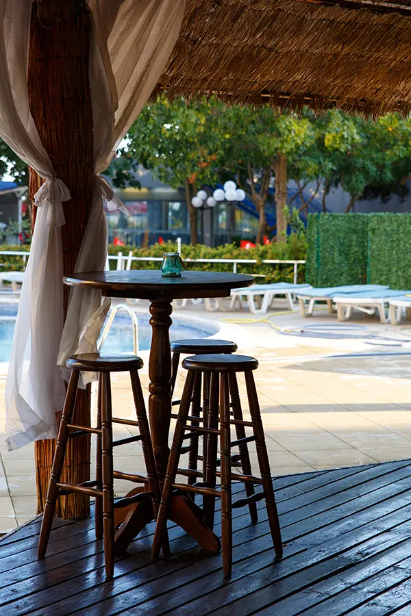 Taburetes de madera para bar de exterior junto a la piscina 1