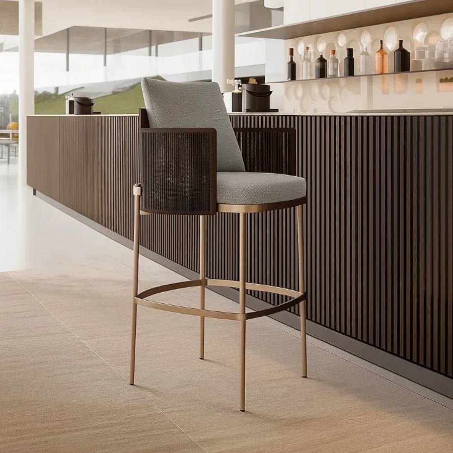 Elegante taburete de bar para exteriores.