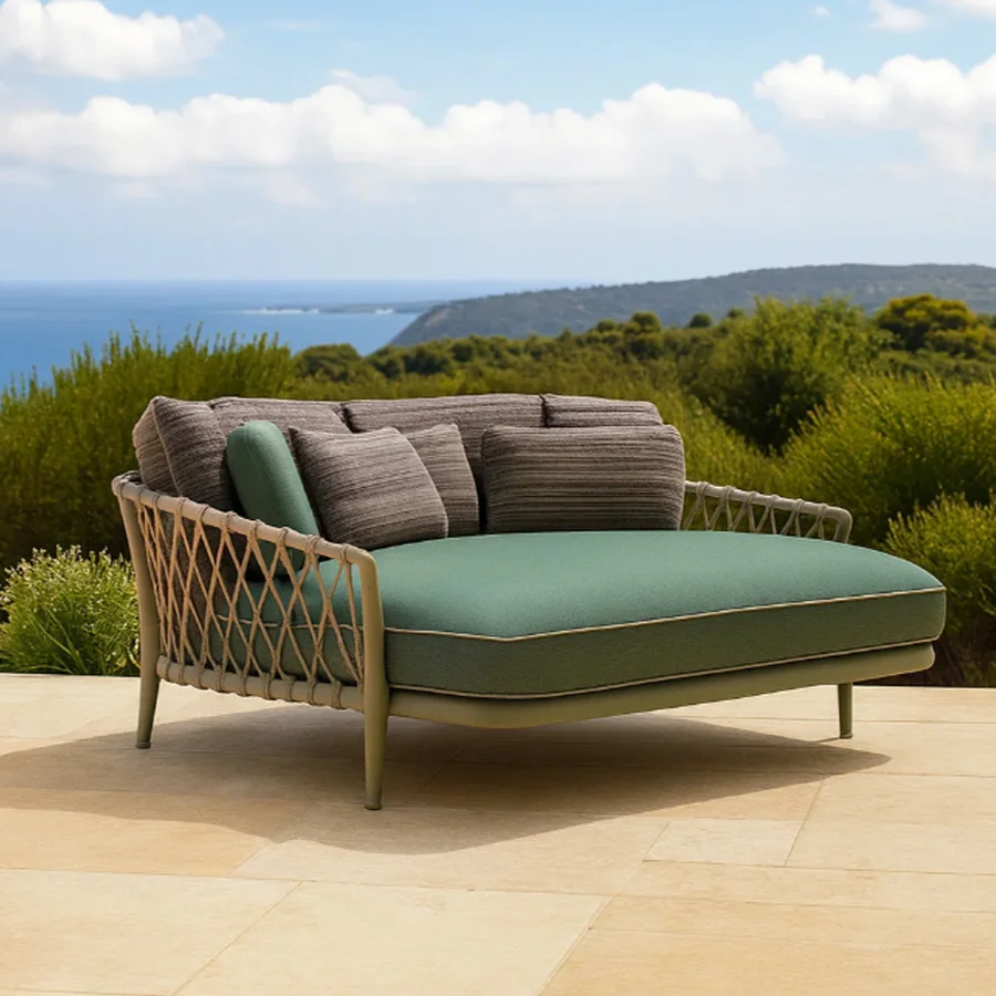 Tumbona moderna de exterior con cojines suaves.