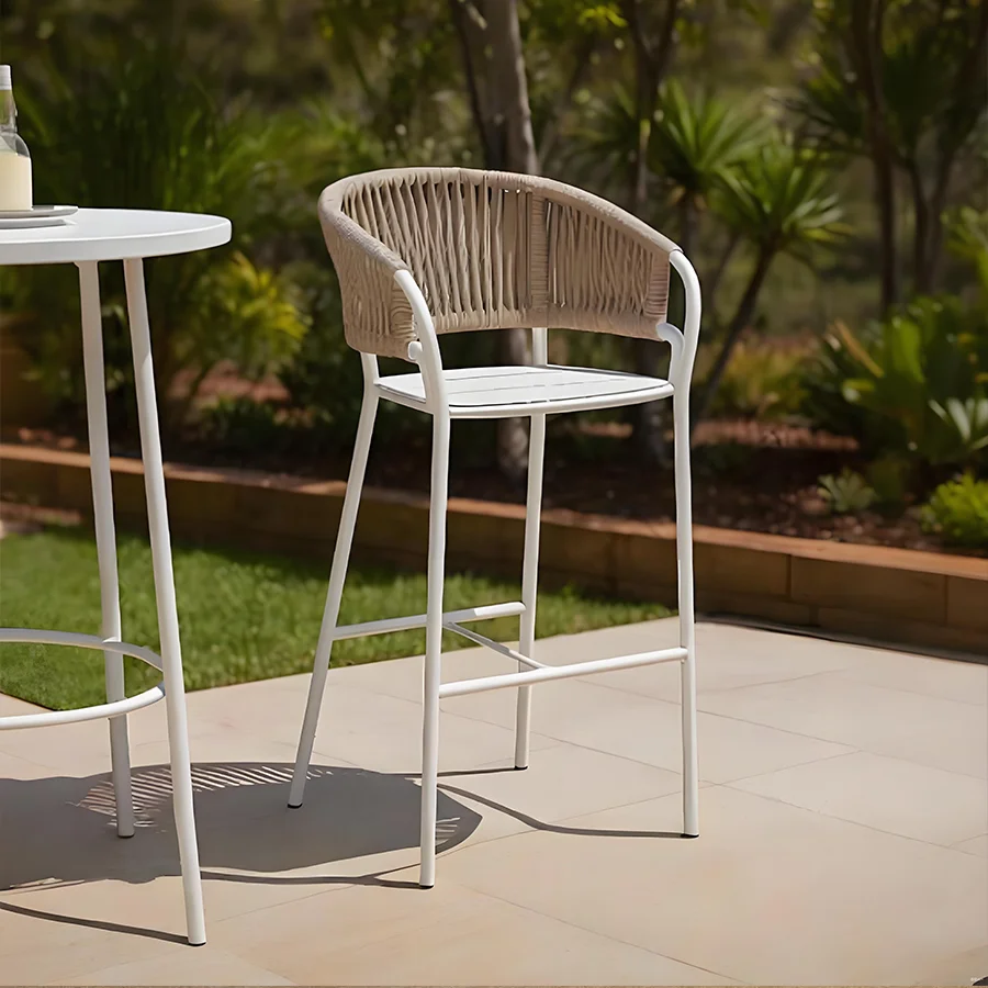 Taburete de bar para exteriores con reposabrazos curvo