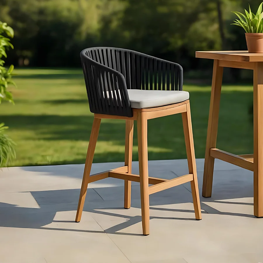 Taburete de bar para exteriores con reposabrazos de cuerda.