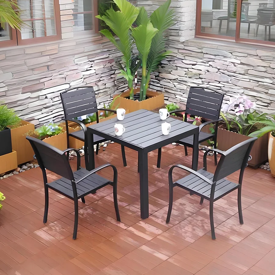 Conjunto de comedor compacto para patio, ideal para espacios pequeños.