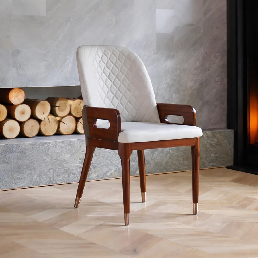 Silla de comedor acolchada con reposabrazos de madera.
