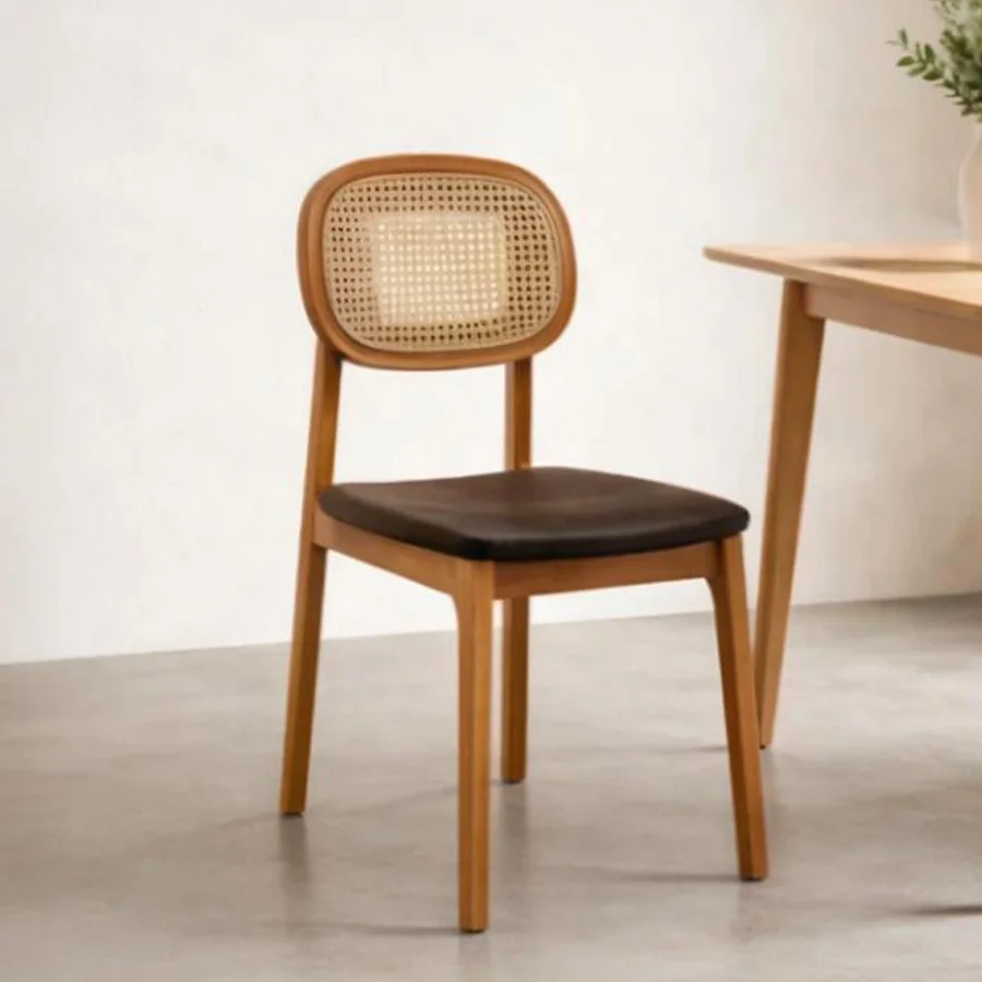 Silla de restaurante de madera con respaldo de mimbre